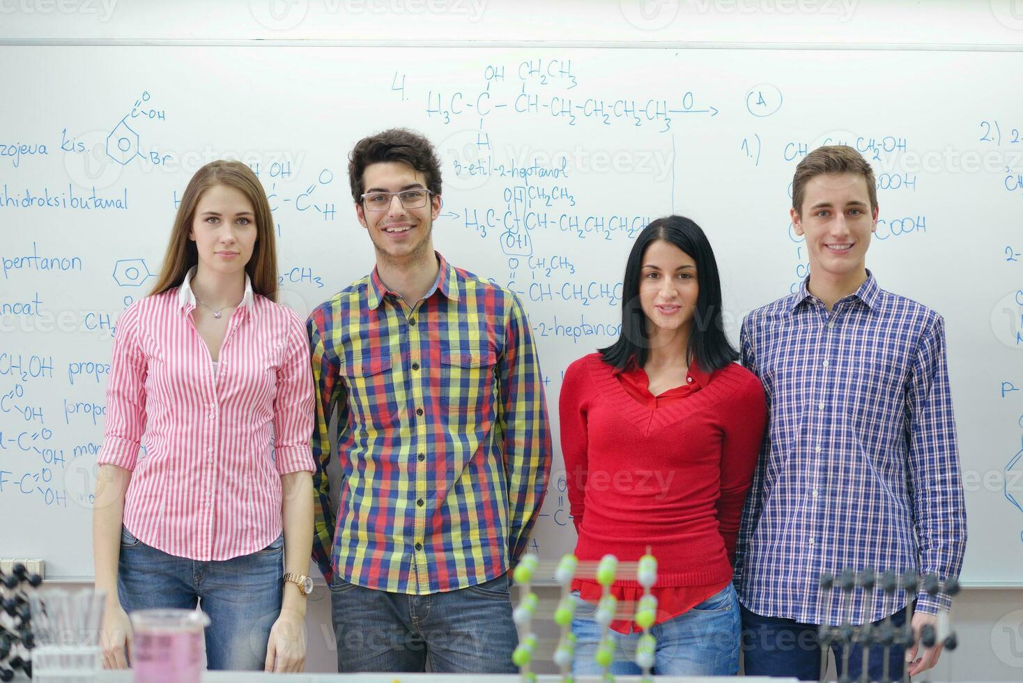 glückliche Teenagergruppe in der Schule foto