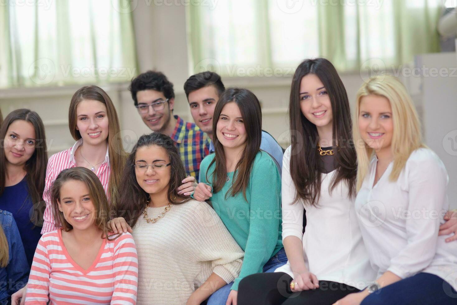 glückliche Teenagergruppe in der Schule foto