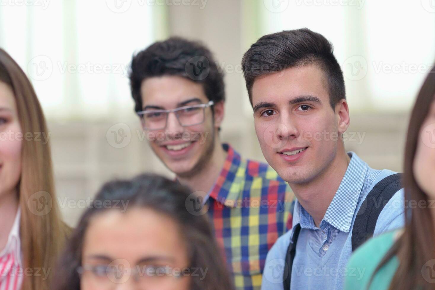 glückliche Teenagergruppe in der Schule foto