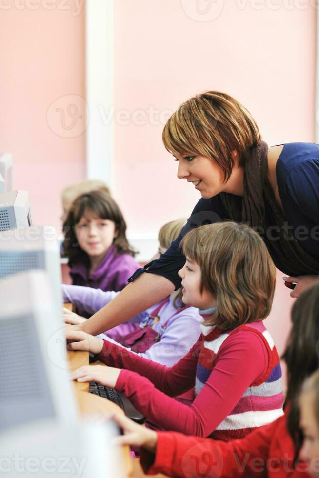 es Bildung mit Kindern in der Schule foto