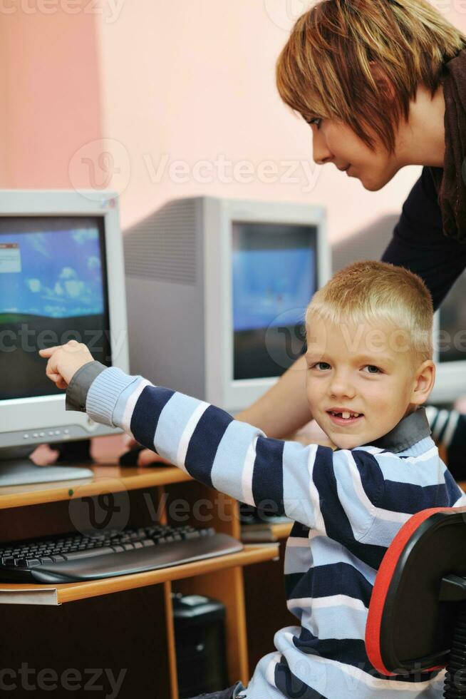 es Bildung mit Kindern in der Schule foto