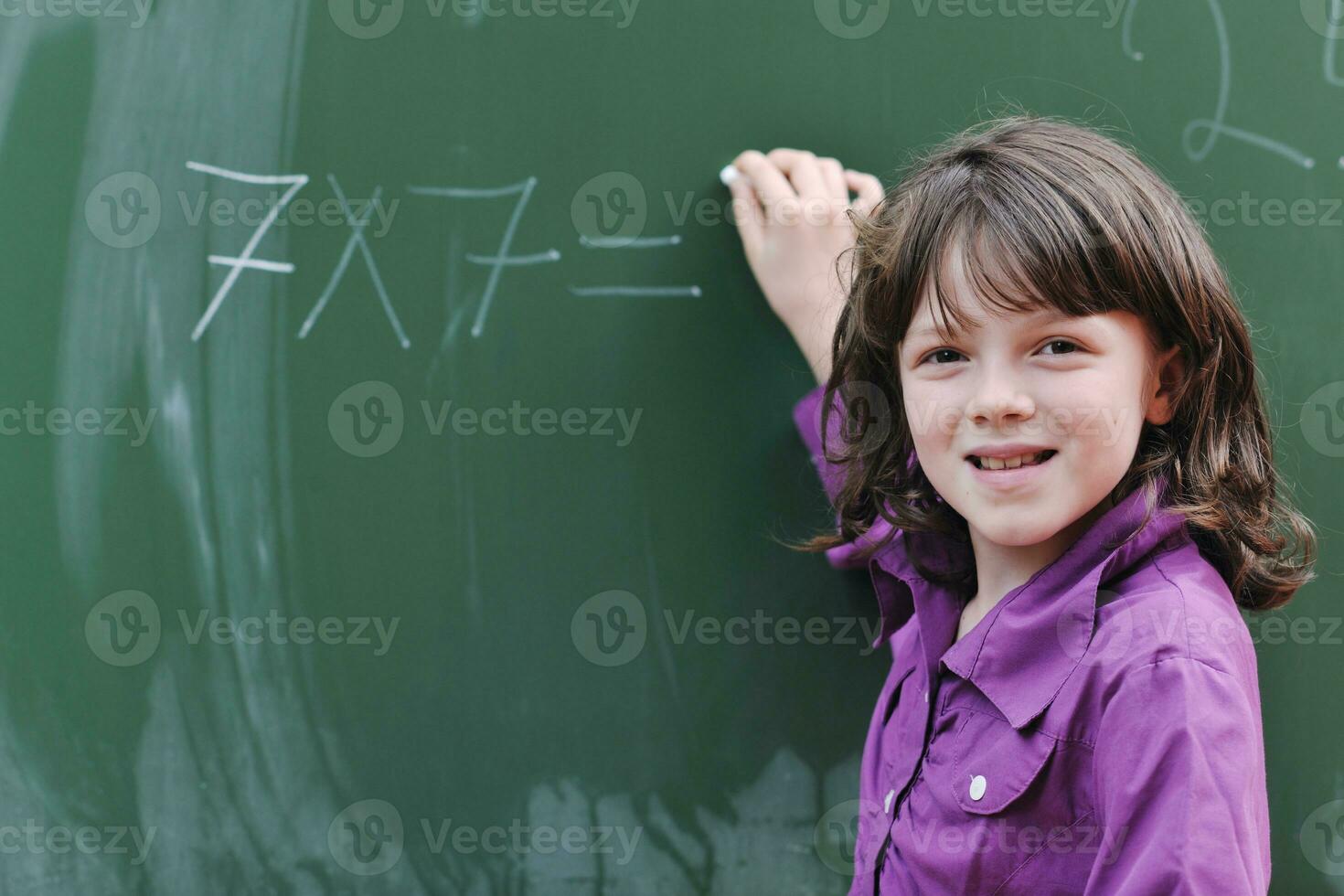 glückliches Schulmädchen im Matheunterricht foto