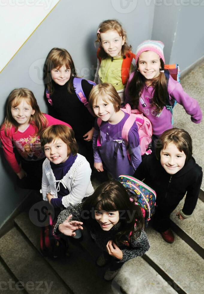 glückliche kindergruppe in der schule foto