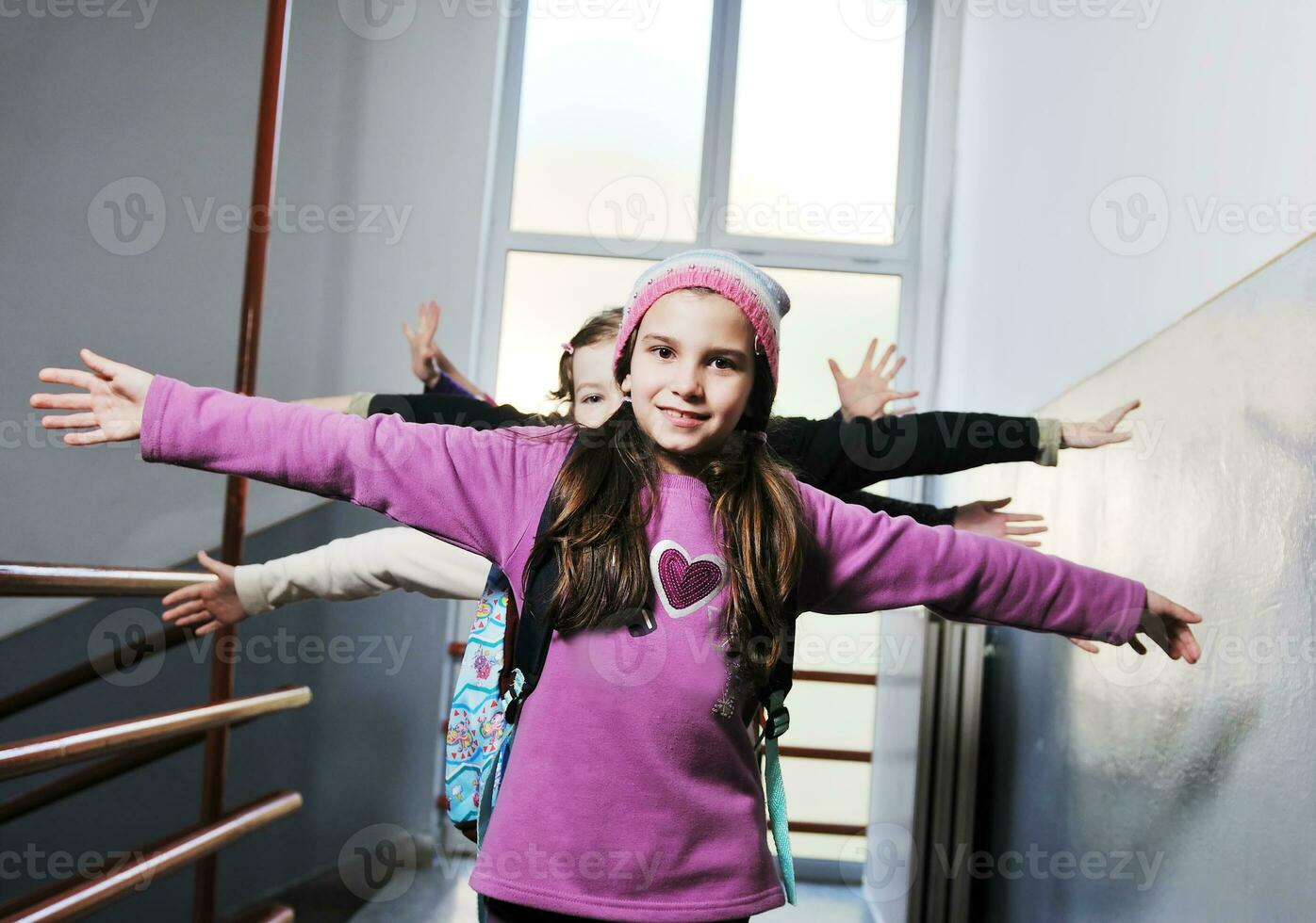 glückliche kindergruppe in der schule foto