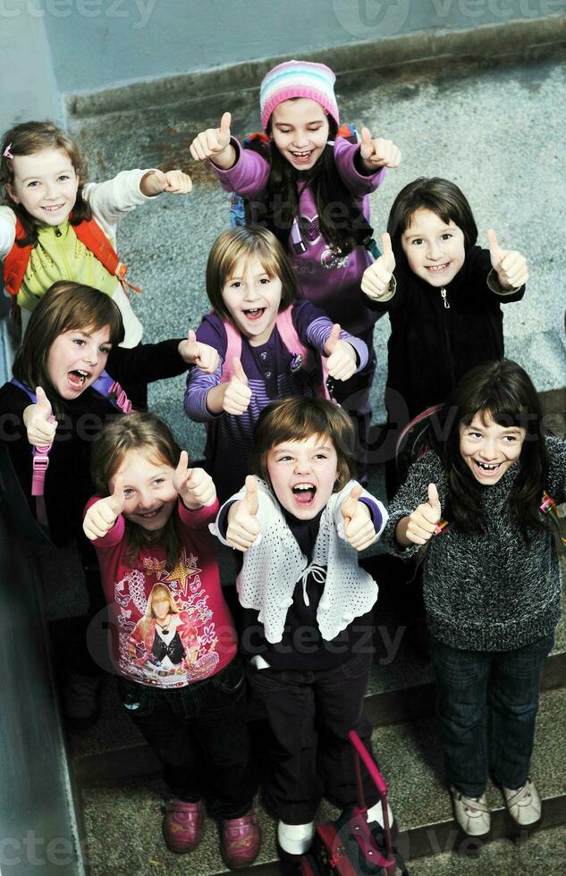 glückliche kindergruppe in der schule foto