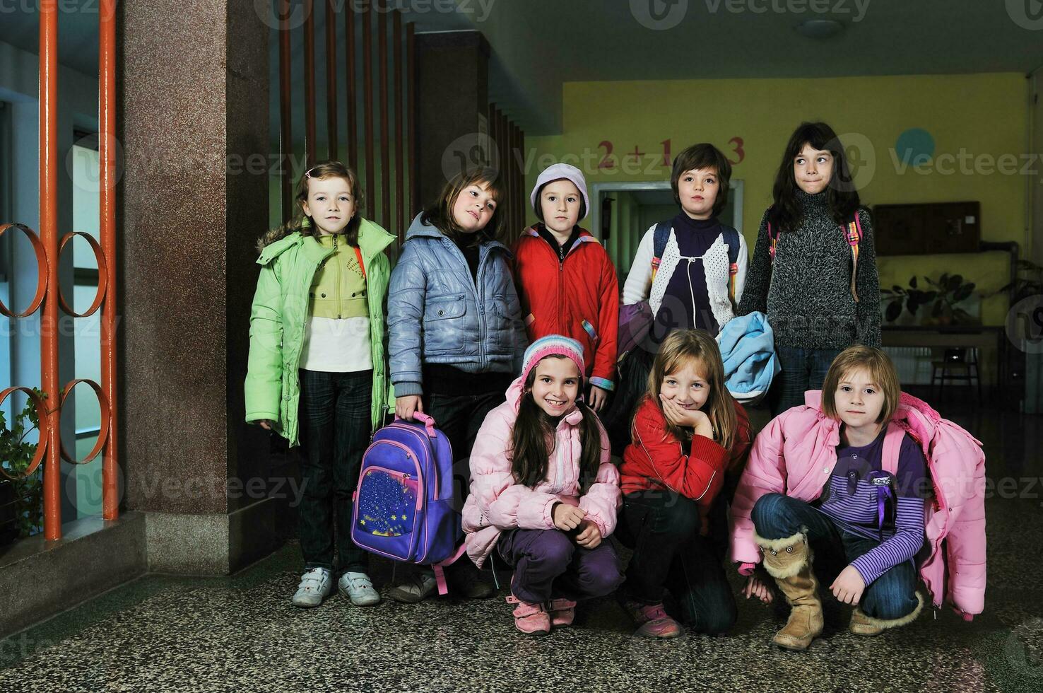 glückliche kindergruppe in der schule foto