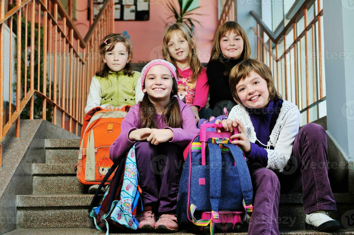 glückliche kindergruppe in der schule foto