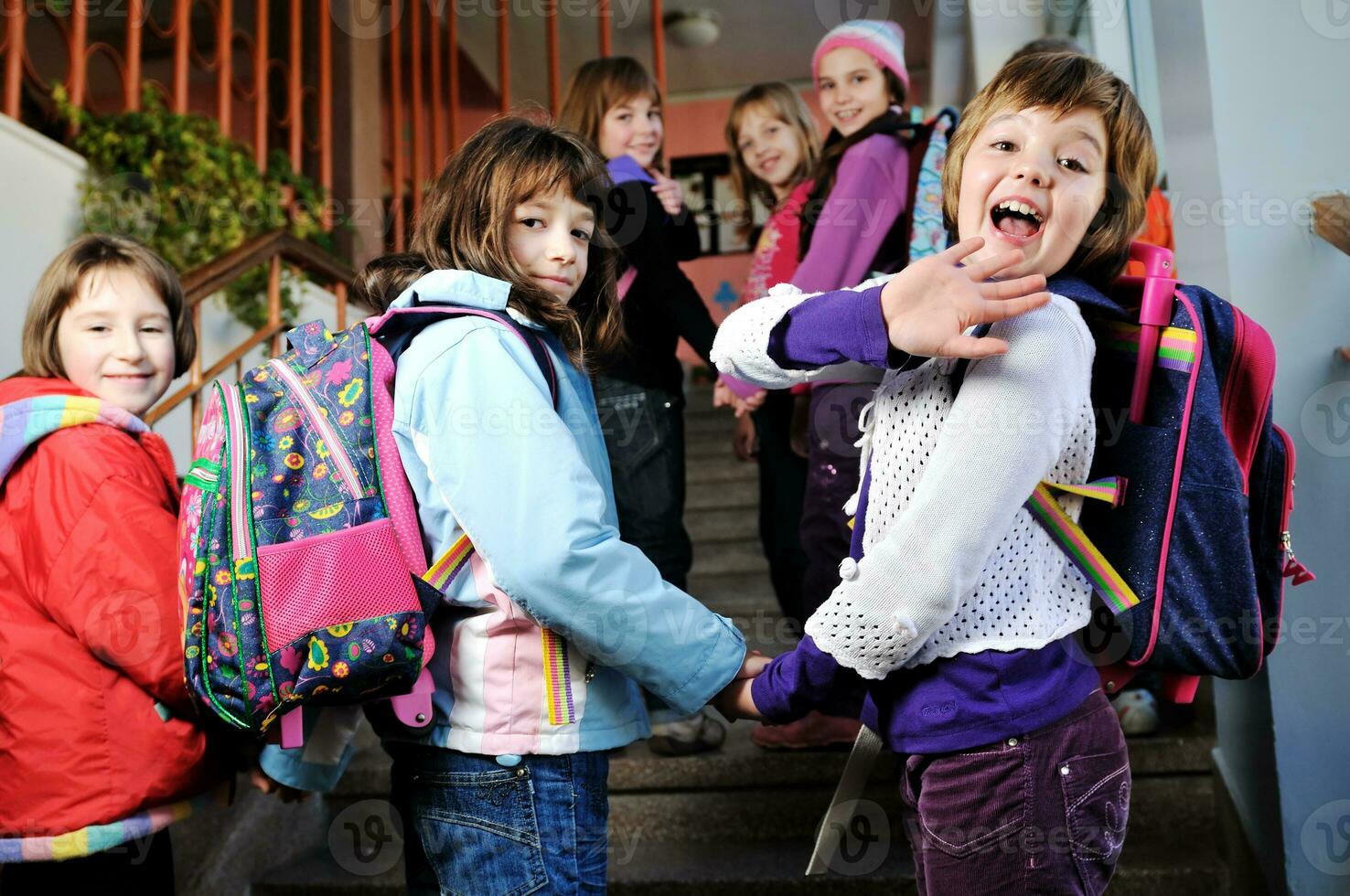 glückliche kindergruppe in der schule foto