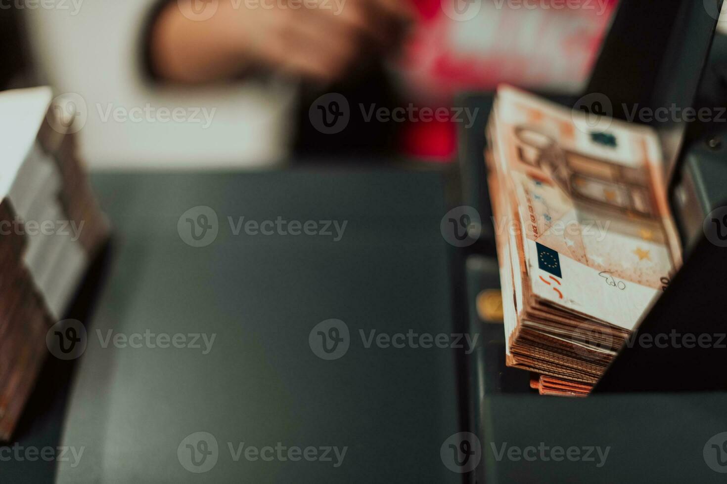 sortiert Banknoten platziert auf das Tabelle nach es ist gezählt auf das elektronisch Geld Zählen Maschine foto