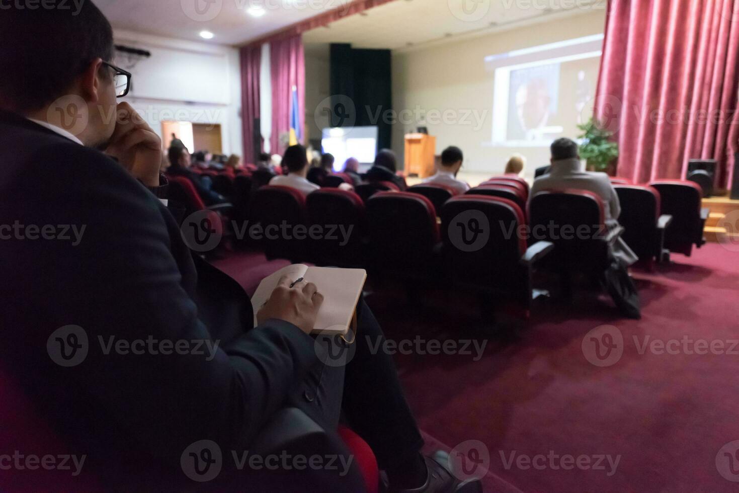 Geschäftsleute, die sich Notizen machen foto