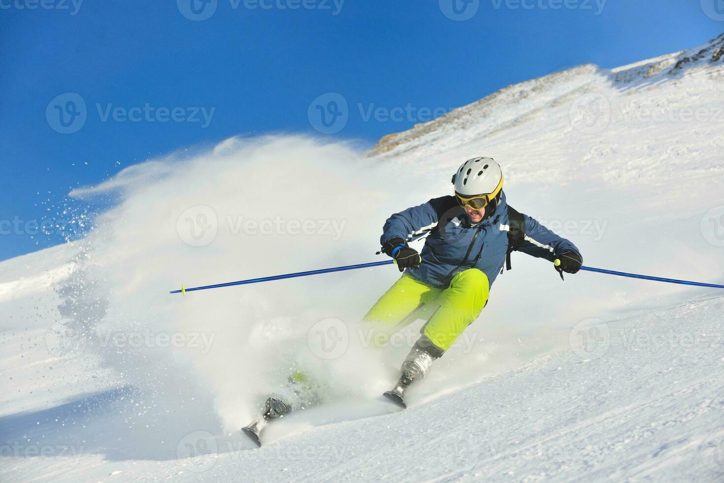 Skifahren auf Neuschnee in der Wintersaison am schönen sonnigen Tag foto