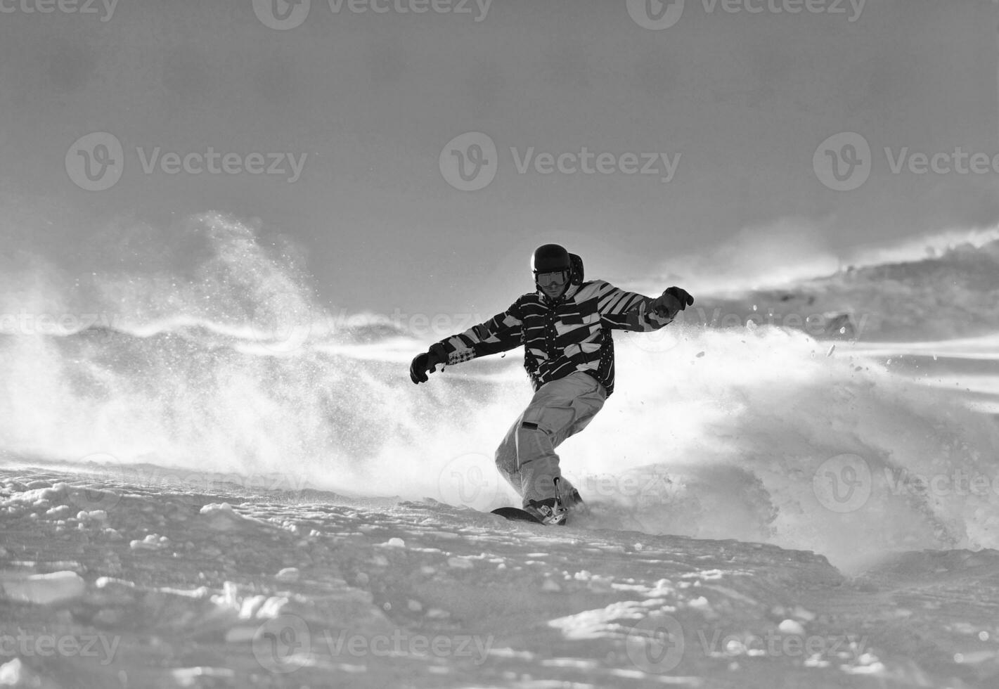 Freestyle-Snowboarder springen und fahren foto