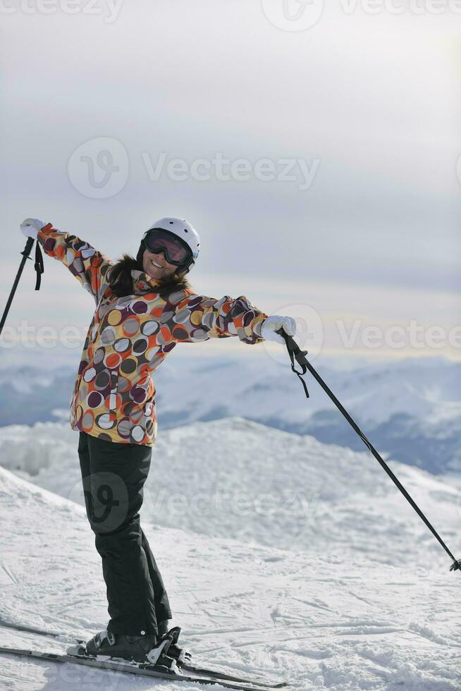 glücklich Frau auf sonnig Winter Tag foto