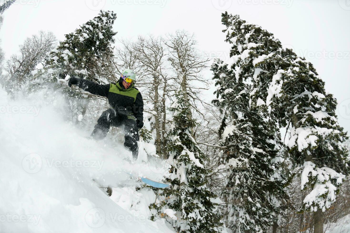 snowboarder auf frischem tiefschnee foto