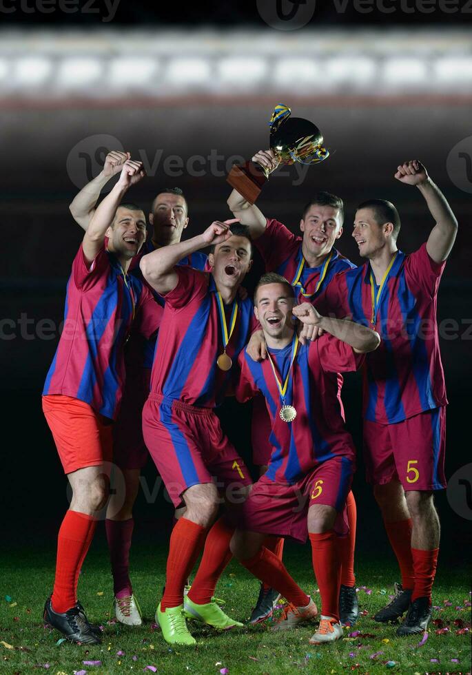 Fußballspieler feiern den Sieg foto