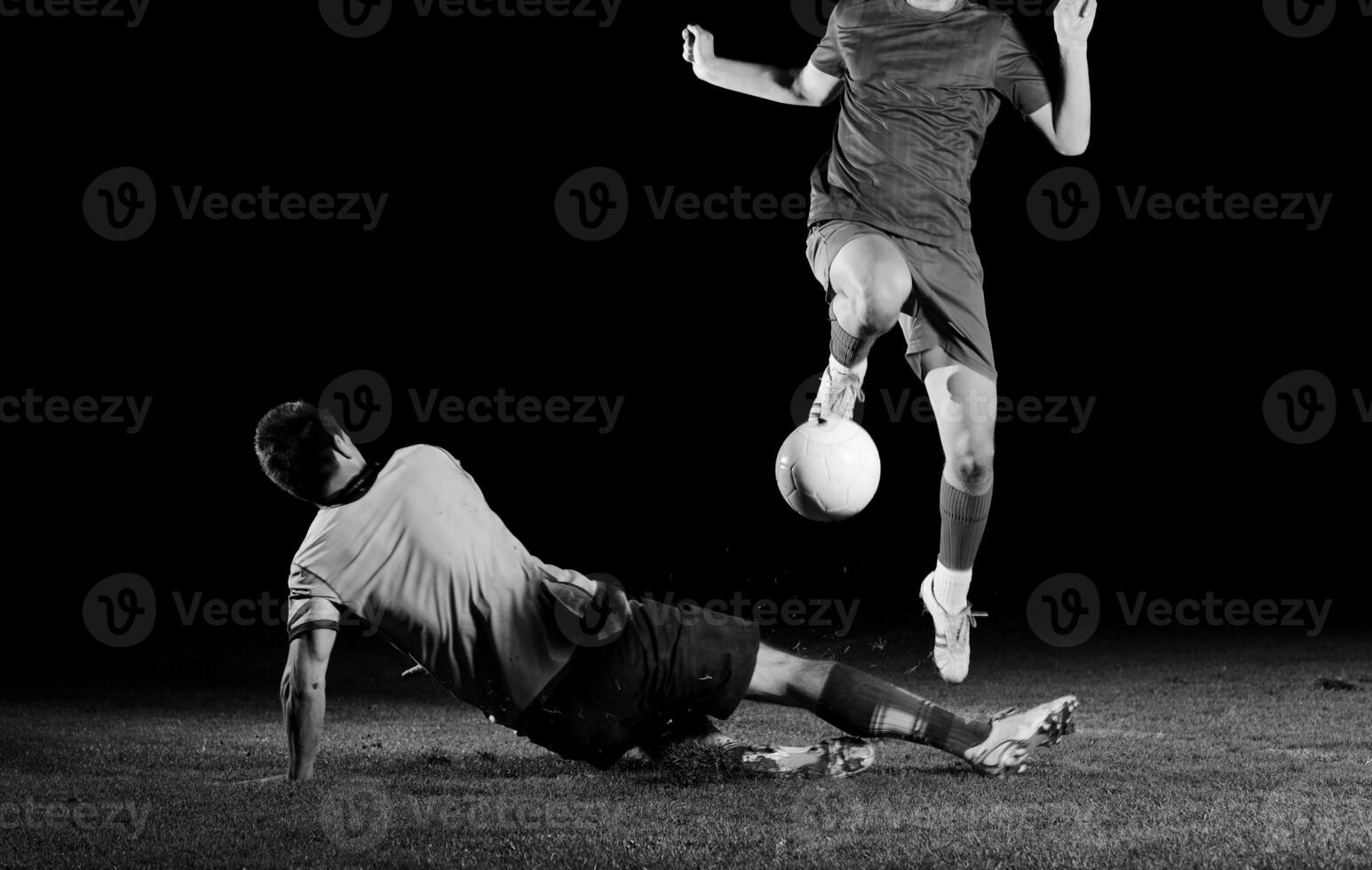 Fußballspieler im Wettbewerb um den Ball foto