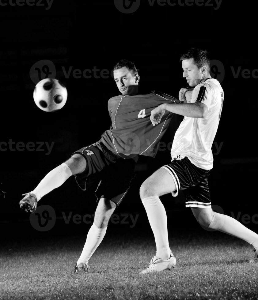 Fußballspieler in Aktion für den Ball foto