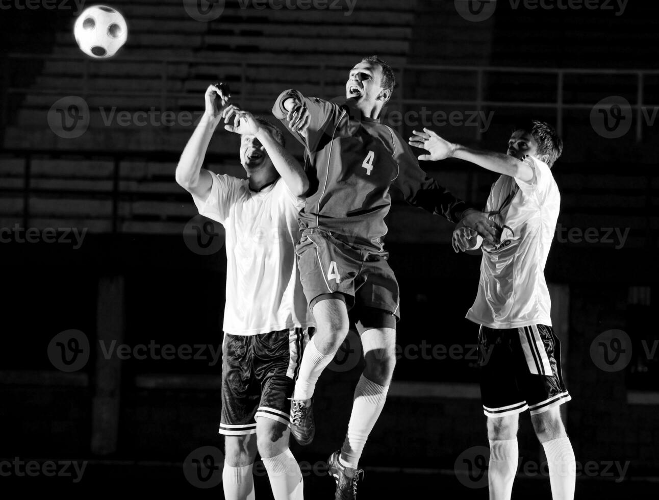 Fußballspieler in Aktion für den Ball foto