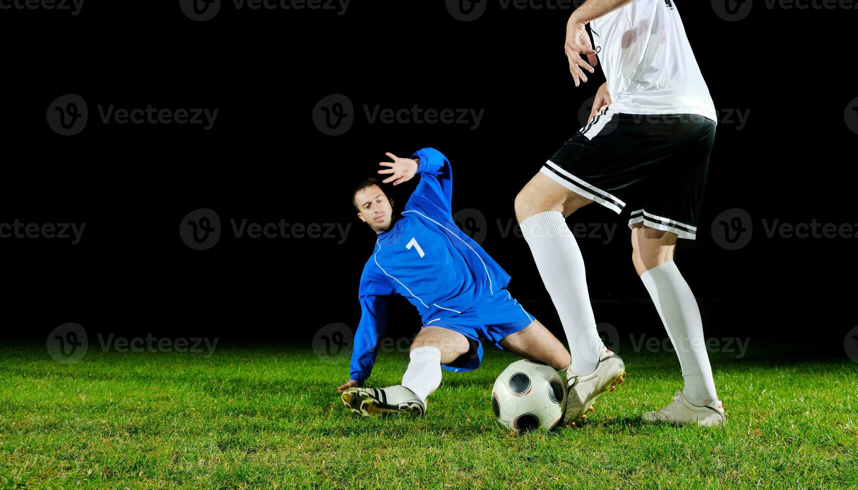 Fußballspieler in Aktion für den Ball foto