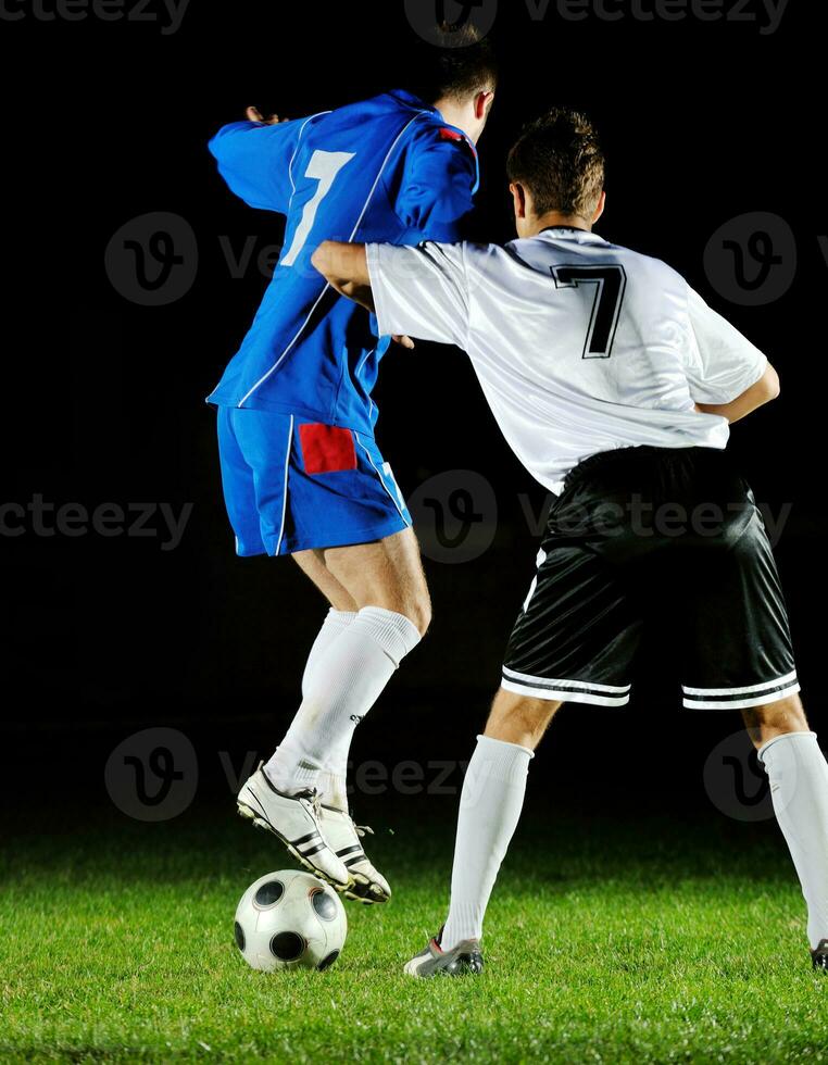 Fußballspieler in Aktion für den Ball foto