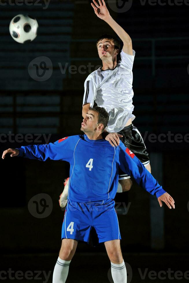 Fußballspieler in Aktion für den Ball foto