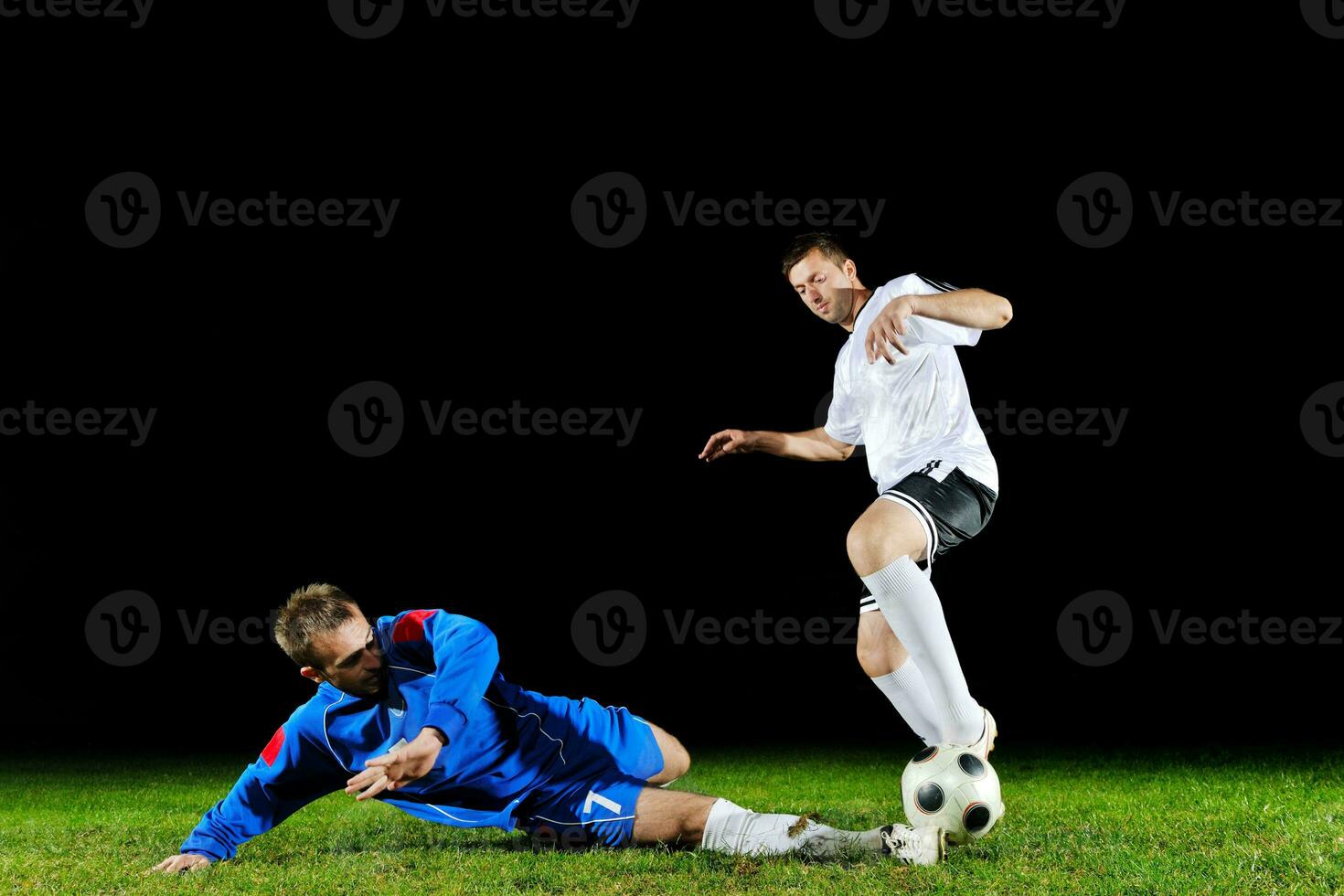 Fußballspieler in Aktion für den Ball foto