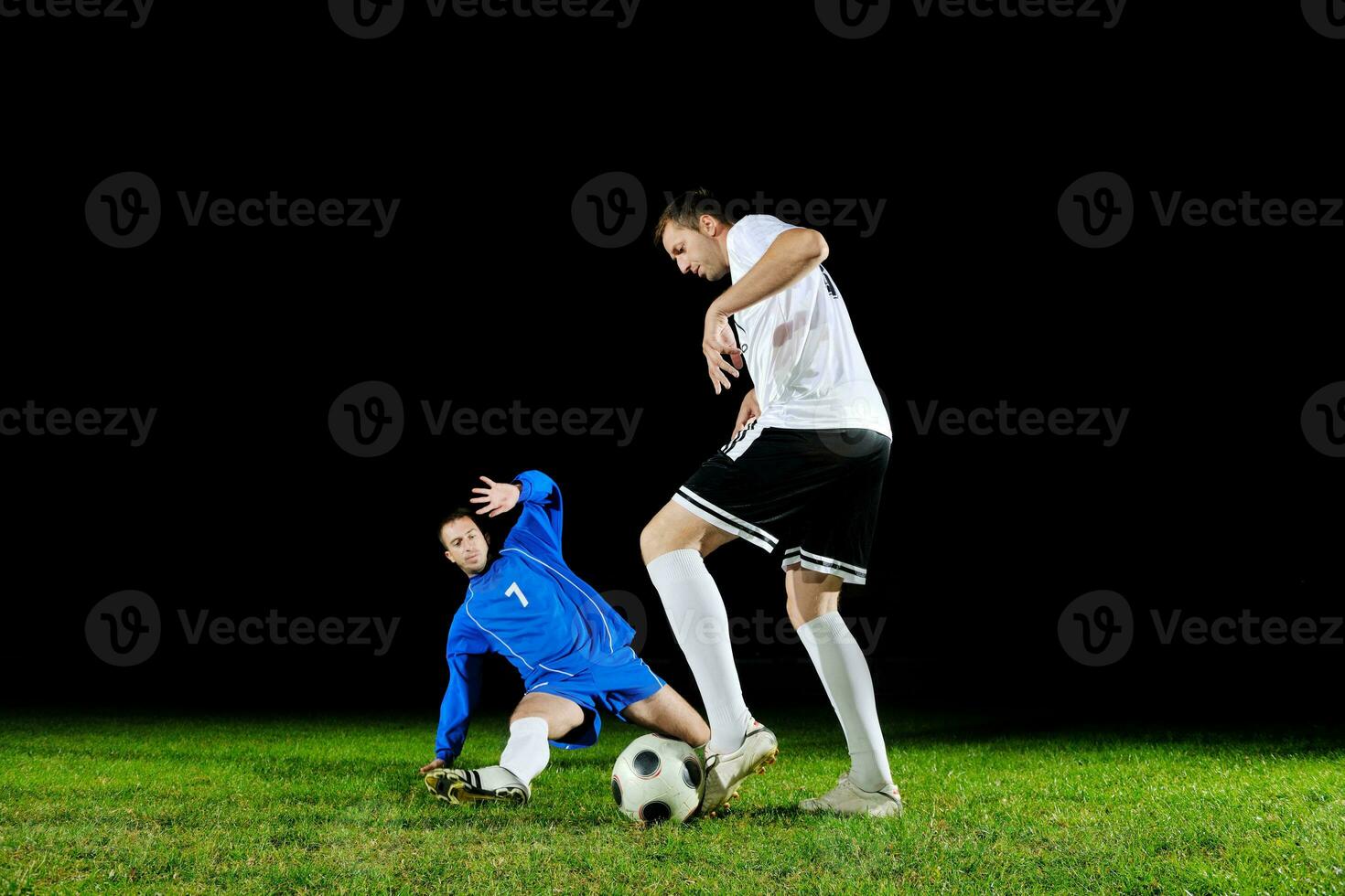 Fußballspieler in Aktion für den Ball foto