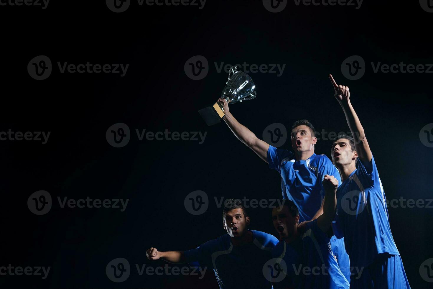 Fußballspieler feiern den Sieg foto