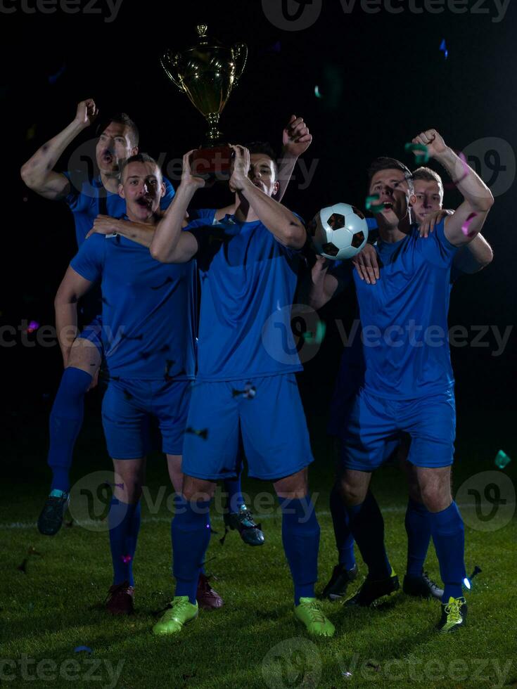 Fußballspieler feiern den Sieg foto