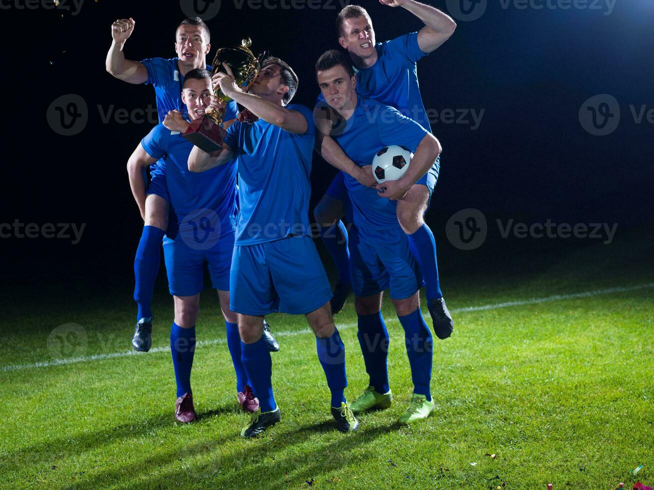 Fußballspieler feiern den Sieg foto