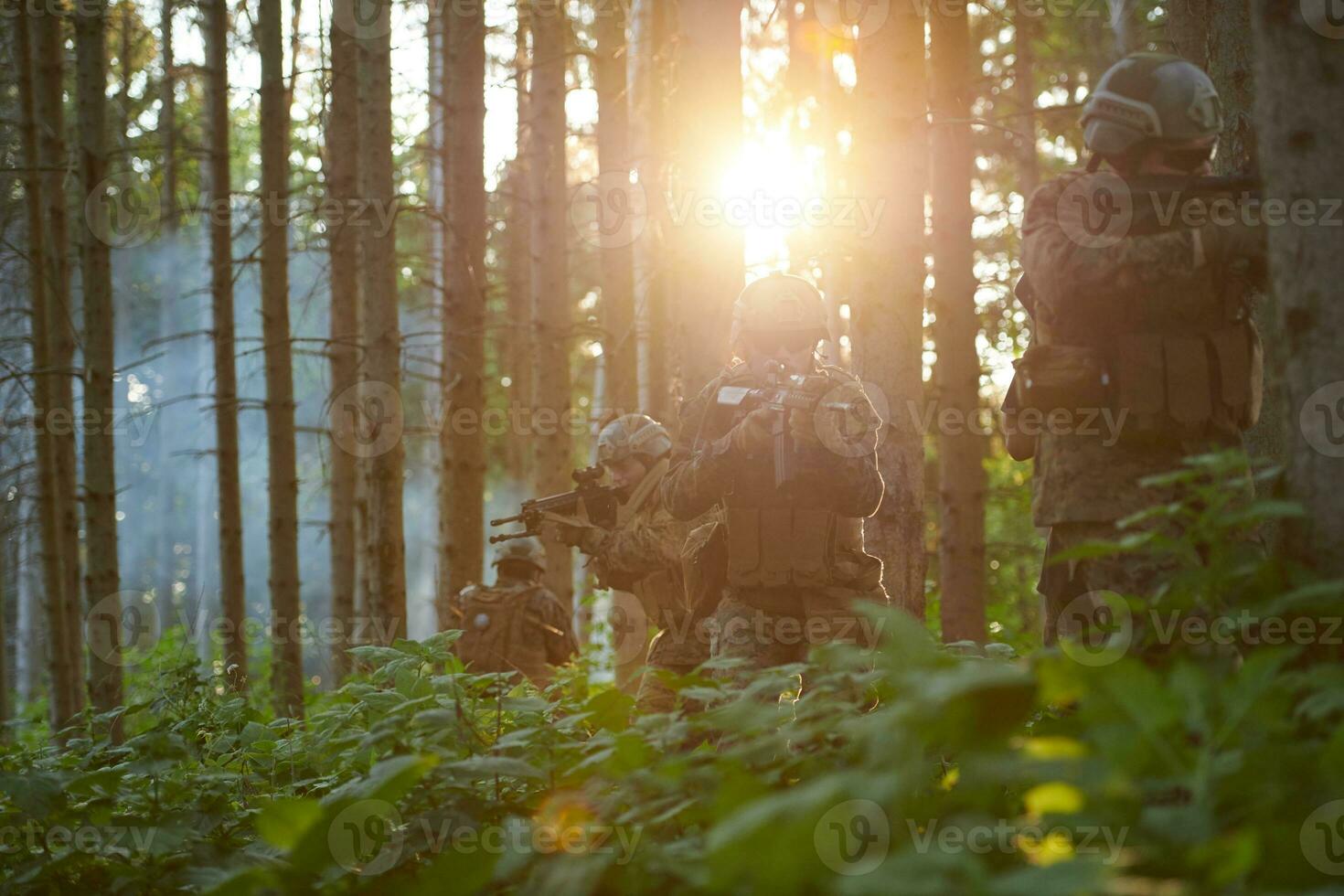 Soldatentrupp der modernen Kriegsführung im Kampf foto