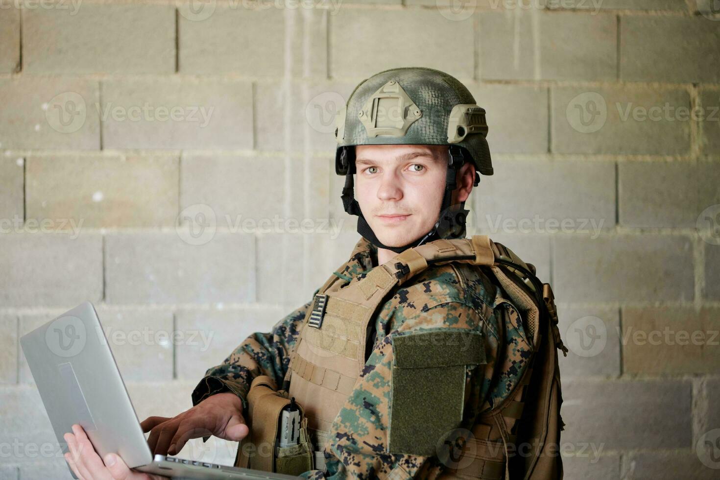 Soldat mit Laptop Computer foto