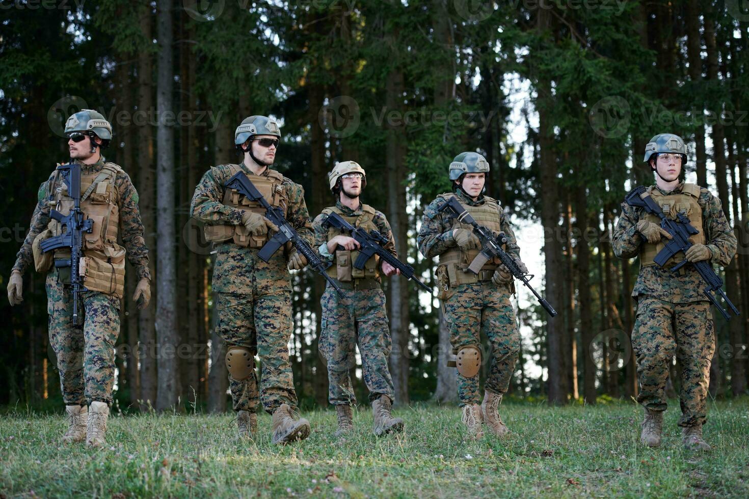 Soldatentrupp der modernen Kriegsführung im Kampf foto