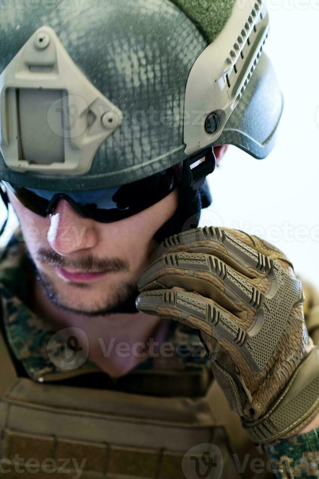Soldat, der Ausrüstung für den Einsatz vorbereitet foto