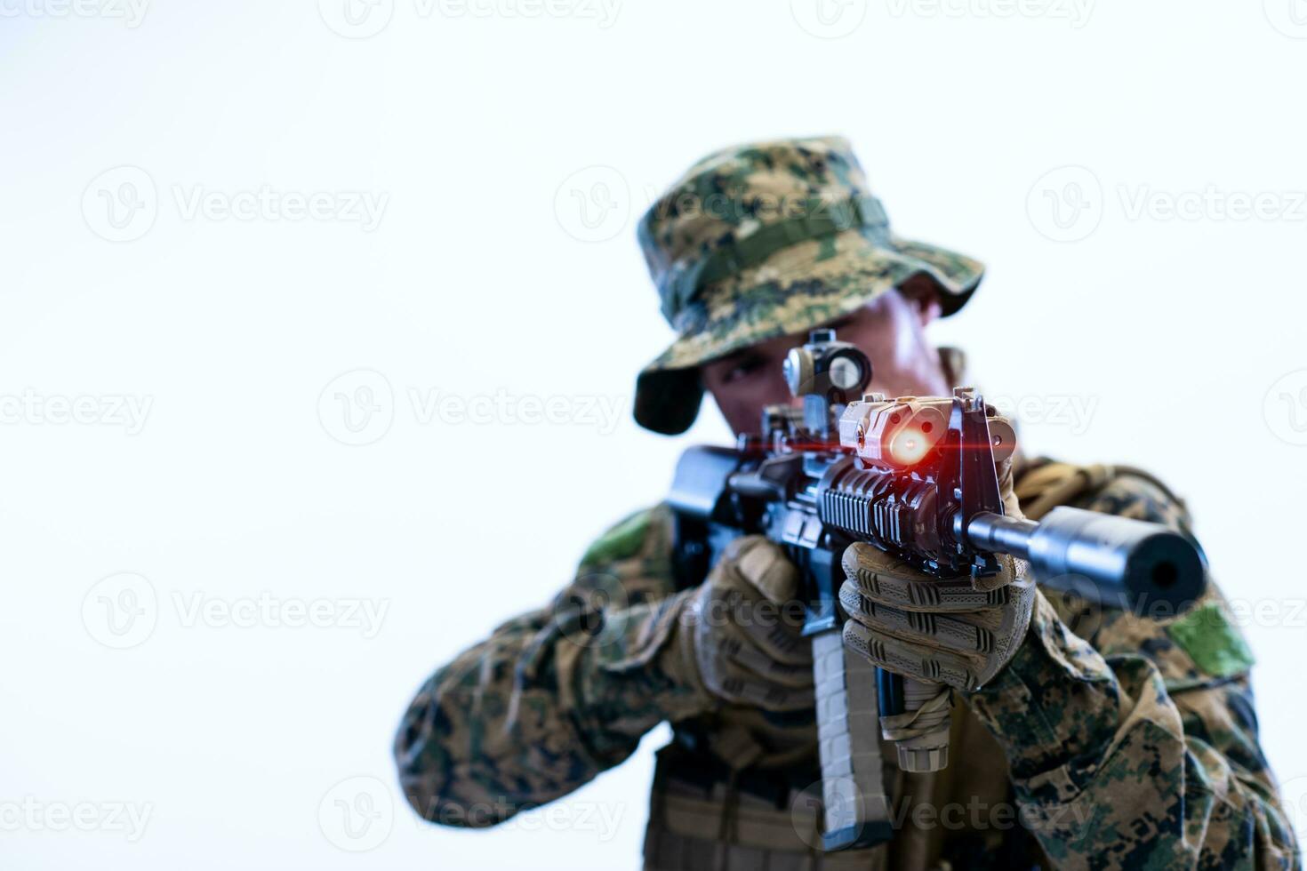 Soldat in Aktion mit dem Ziel der Laservisieroptik foto