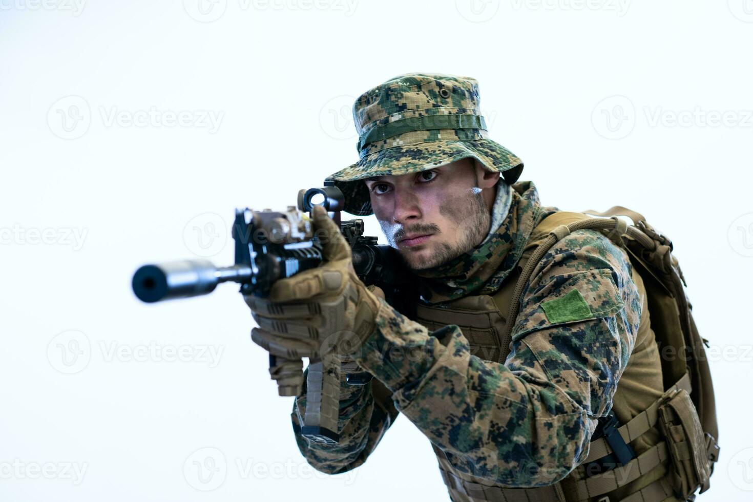 Soldat in Aktion mit dem Ziel der Laservisieroptik foto