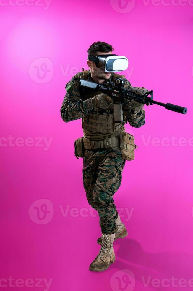 Soldat im Kampf mit einer Virtual-Reality-Brille foto