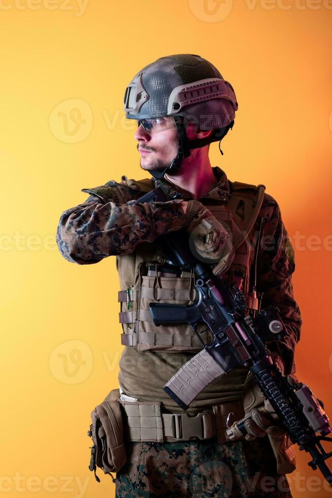 modern Soldat gegen Gelb Hintergrund foto