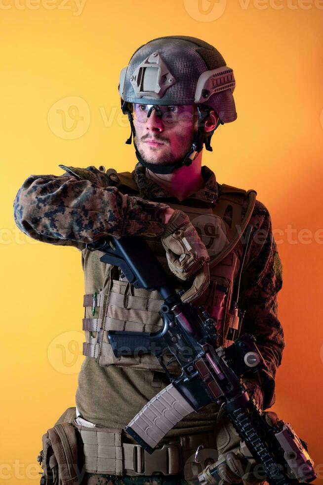 modern Soldat gegen Gelb Hintergrund foto