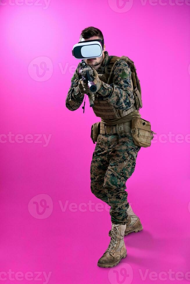 Soldat im Kampf mit einer Virtual-Reality-Brille foto