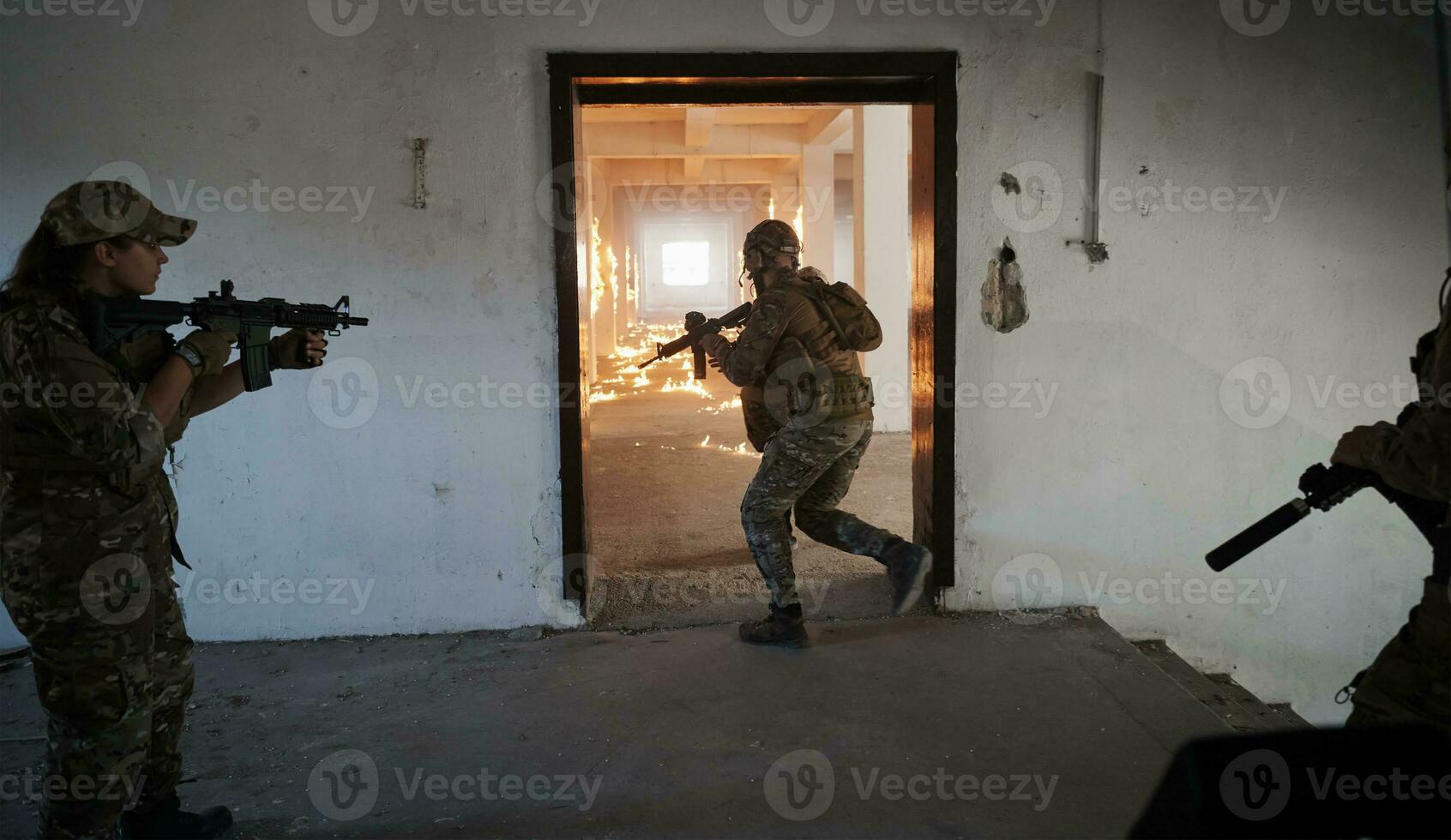 militärische truppen in aktion städtischer umgebung foto