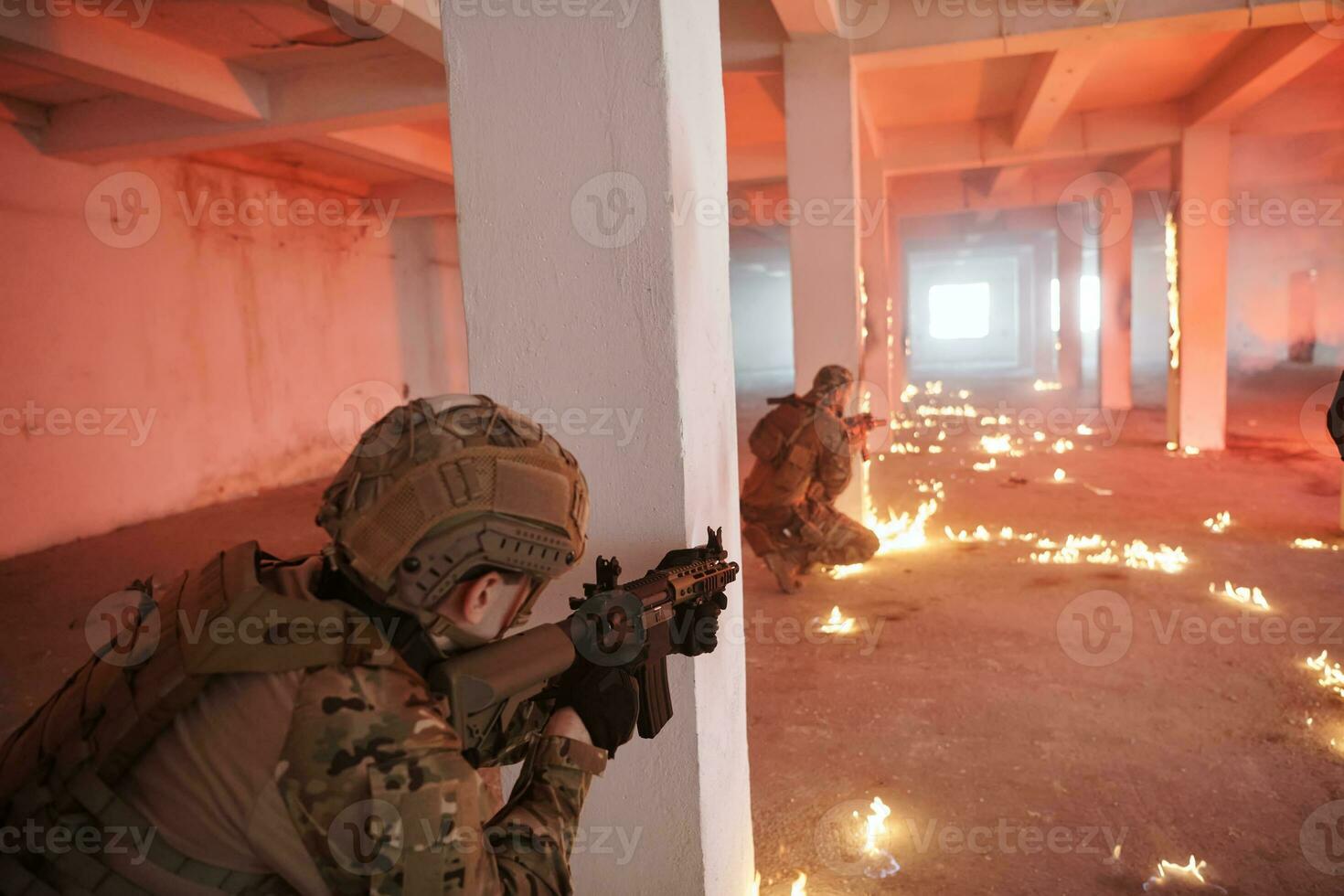 militärische truppen in aktion städtischer umgebung foto