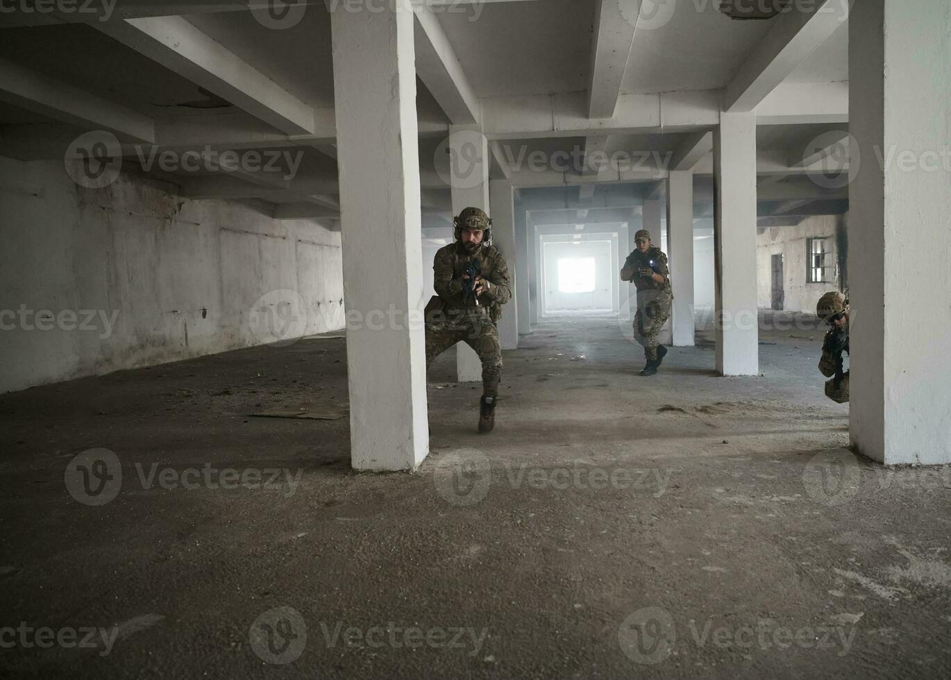 militärische truppen in aktion städtischer umgebung foto