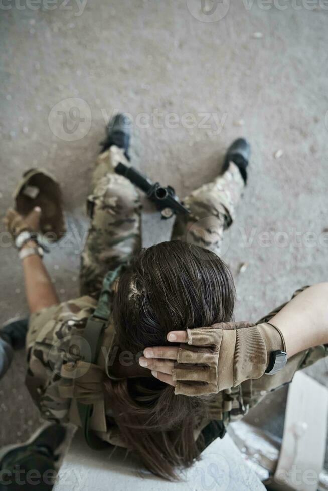 militärische Soldatin, die eine Pause macht foto