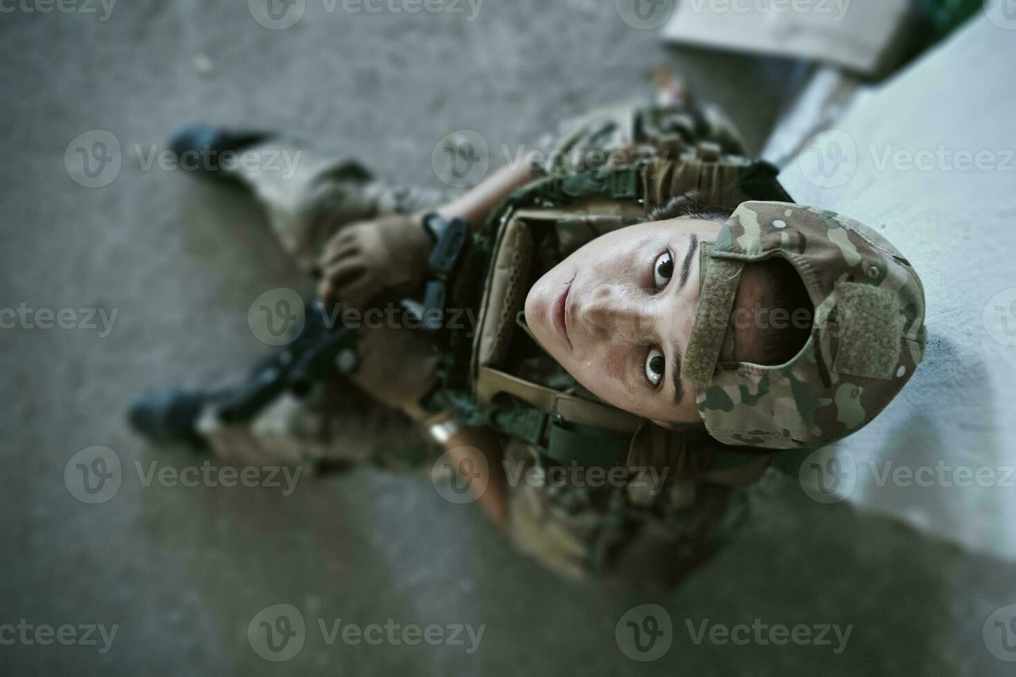 militärische Soldatin, die eine Pause macht foto