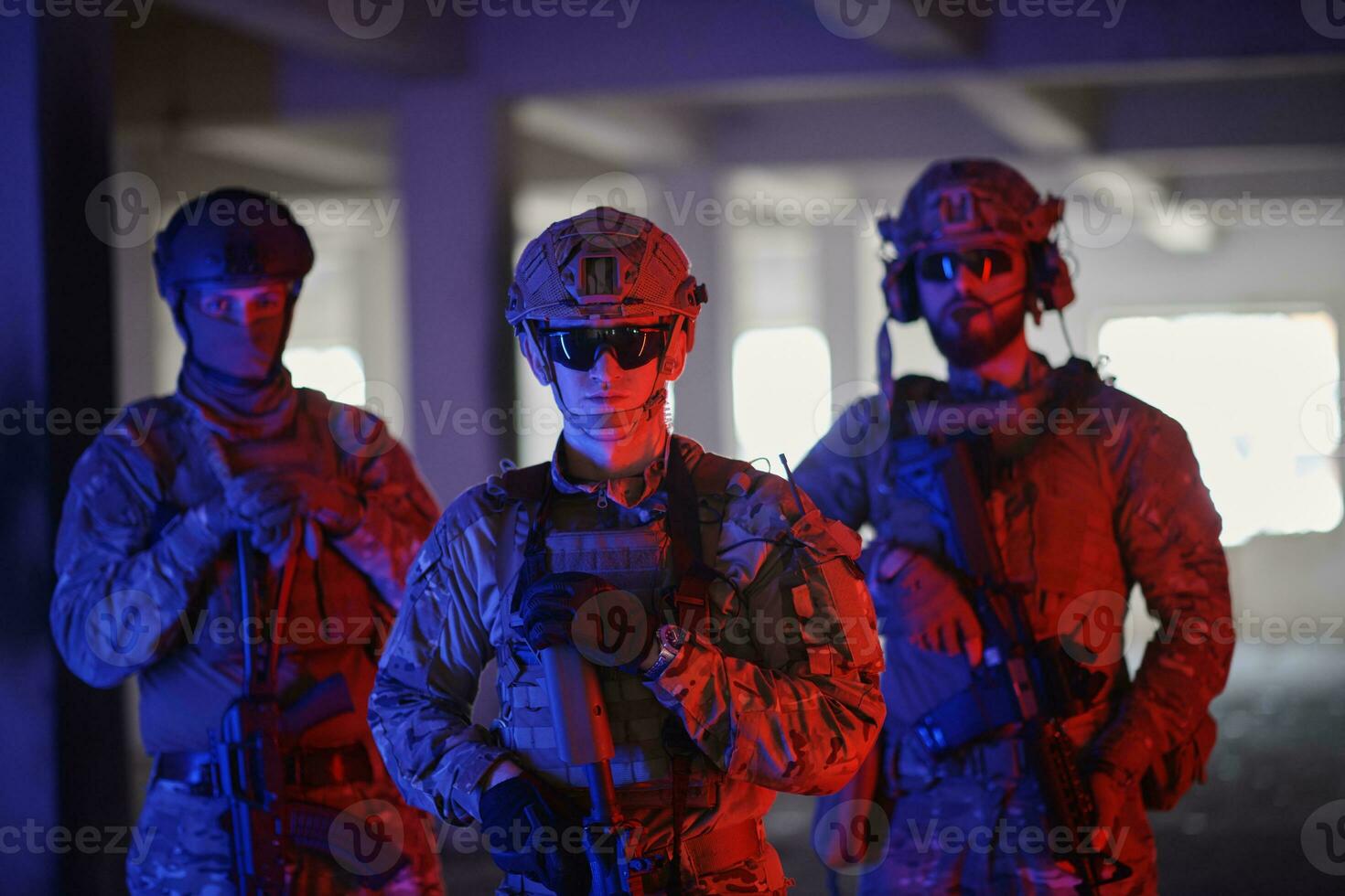 Soldat Squad Teamportrait in urbaner Umgebung farbiges Licht foto