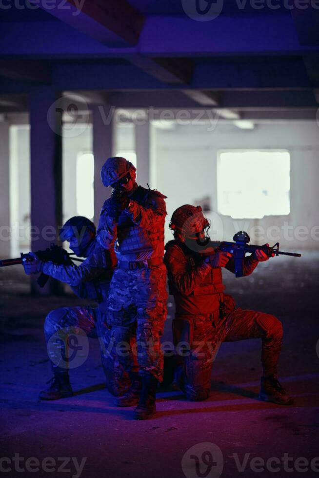 soldatentrupp in taktischer formation mit handlung im städtischen umfeld foto