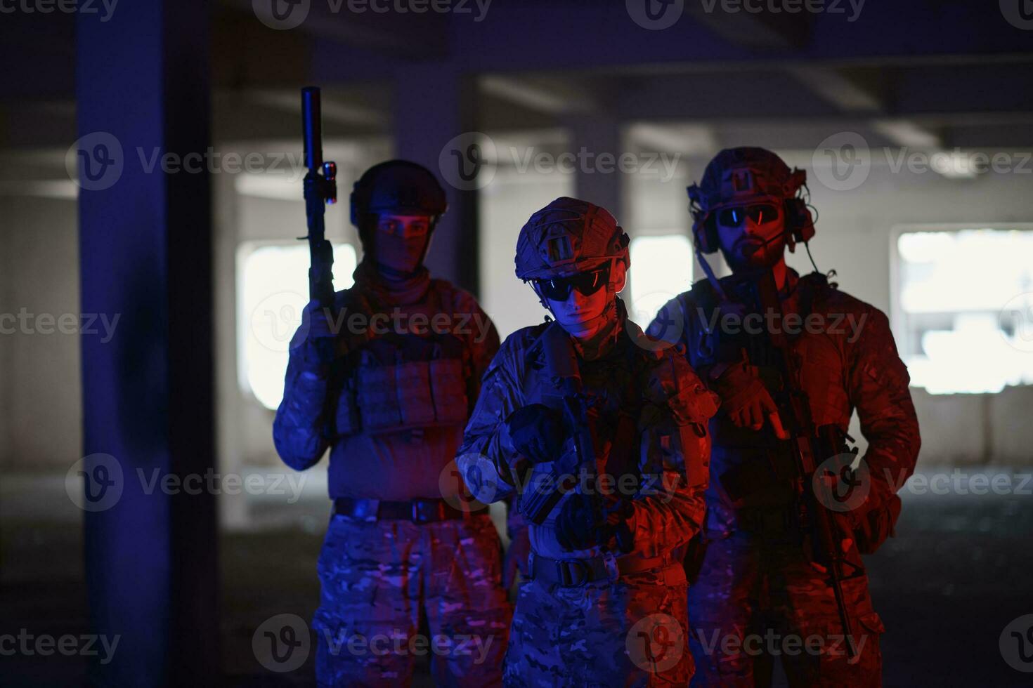 Soldat Squad Teamportrait in urbaner Umgebung farbiges Licht foto