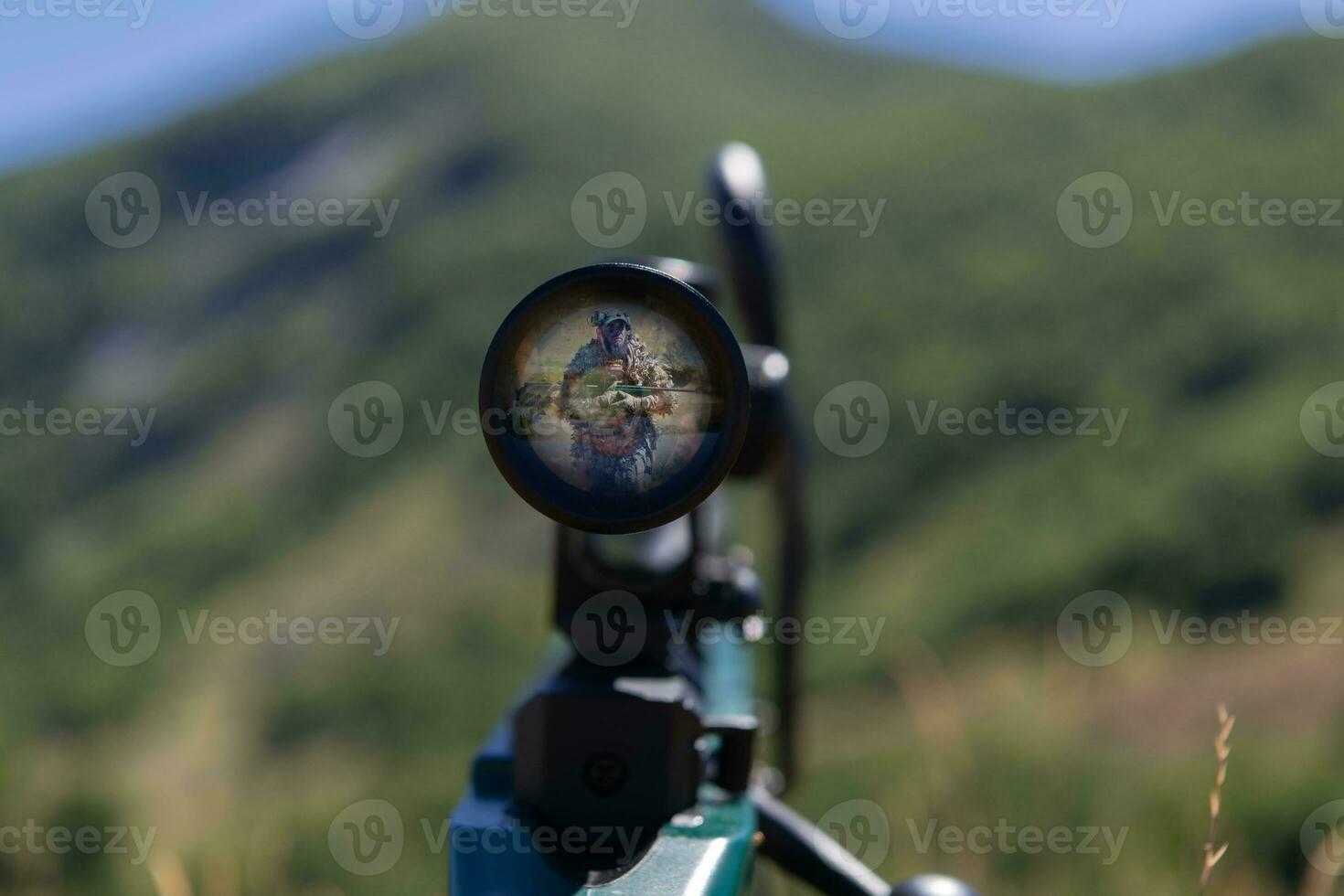 ein Grün Militär- Scharfschütze Gewehr mit ein Umfang zum lange Entfernung taktisch modern Krieg im Gelb Gras Blau Himmel foto