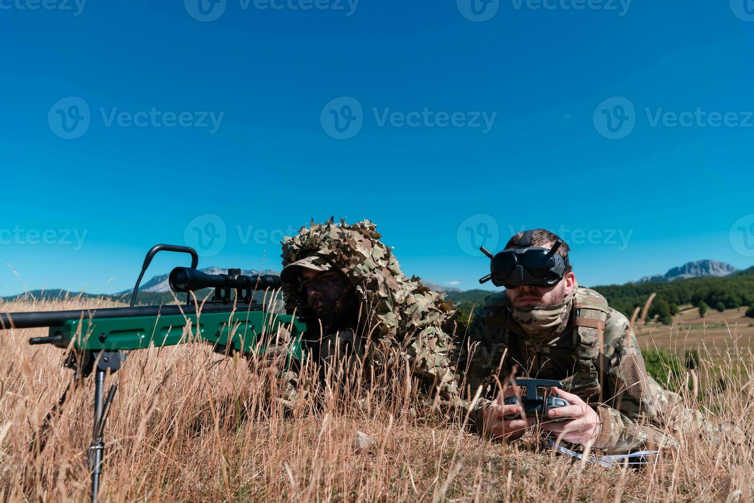 Scharfschütze Soldat unterstützt durch ein Assistent zu beobachten das Bereich zu Sein gezielt mit modern Krieg taktisch virtuell Wirklichkeit Brille Antenne Drohne Militär- Technologie. foto